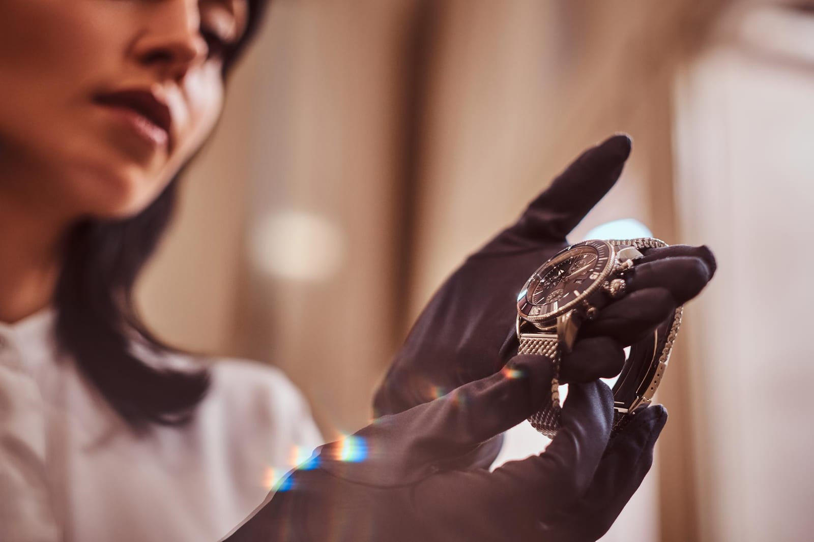 Pessoa ajustando um relógio de pulso analógico, close-up da pulseira